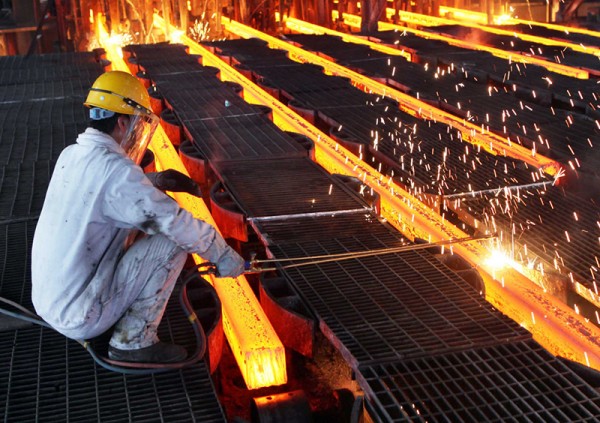 Giá thép thanh kỳ hạn giao tháng 1/2023 trên sàn giao dịch Thượng Hải giảm 1,3% xuống 3.741 CNY/tấn, kết thúc chuỗi tăng 3 ngày. Giá thép cuộn cán nóng giảm 1,6% xuống 3.800 CNY/tấn, trong khi thép không gỉ giảm 1,8% xuống 17.065 CNY/tấn.