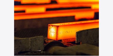 GIÁ THÉP THẾ GIỚI NÓNG LÊN TỪNG NGÀY, VÌ SAO CỔ PHIẾU THÉP CHỮNG LẠI?